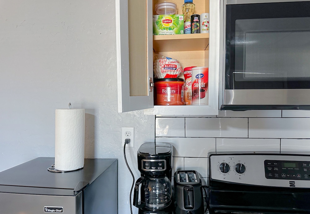 Affordable Downtown Studio With Full Kitchen 32A