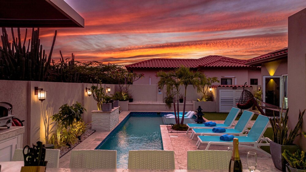 Luxury New 5 Location Pool Outdoor Kitchen