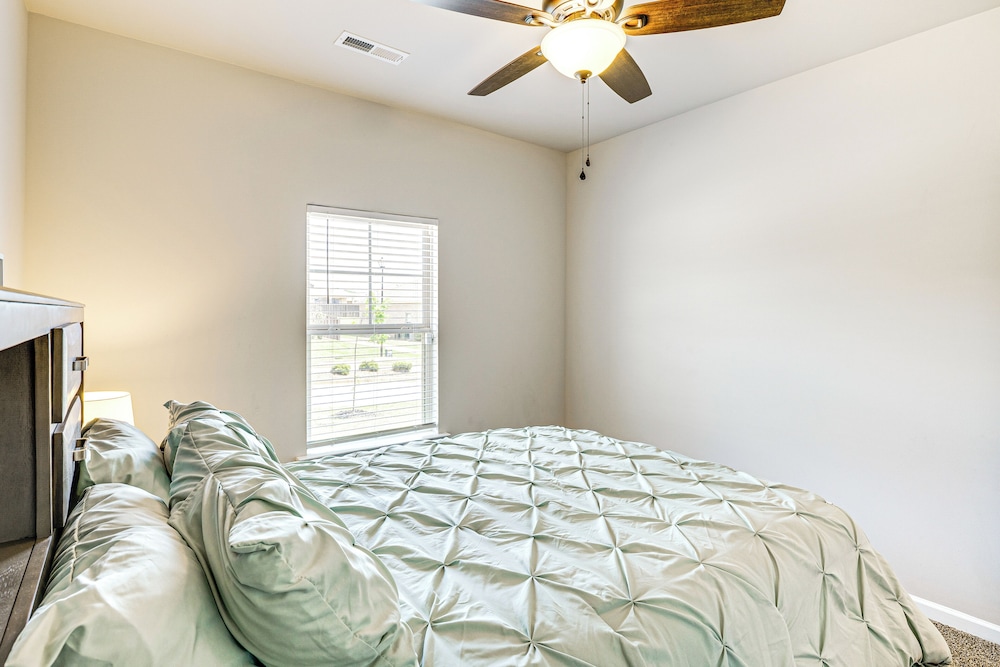 5 Mi to The Square: Athens Home w/ Pool Access!