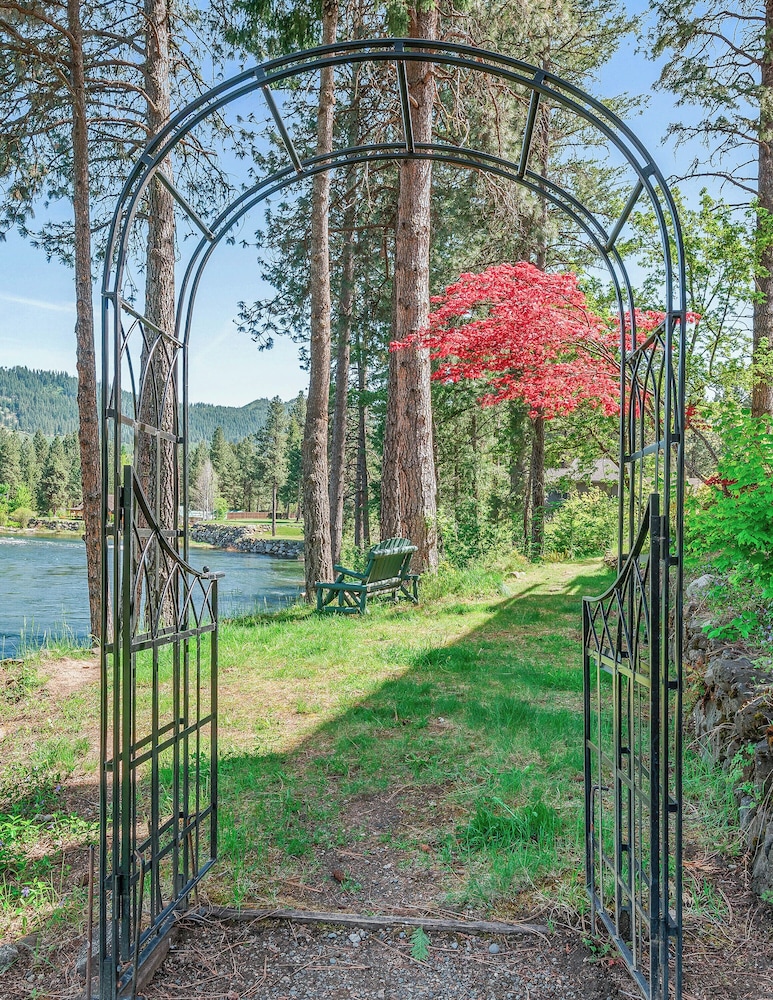 All Seasons River Inn