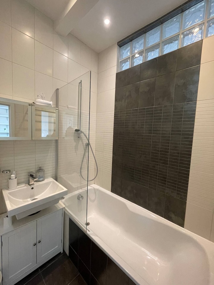 Stylish 1BD Flat With Private Terrace - Kilburn