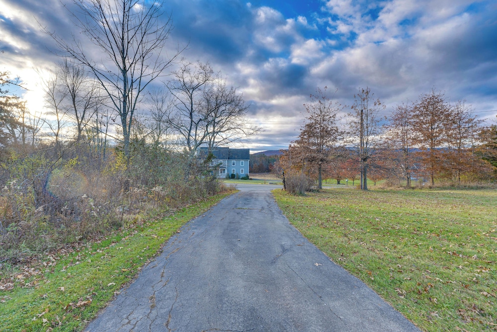 Charming Gardiner Home w/ Yard & Sunroom