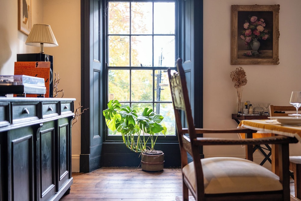 Stunning 8-Bedroom Home in Painswick