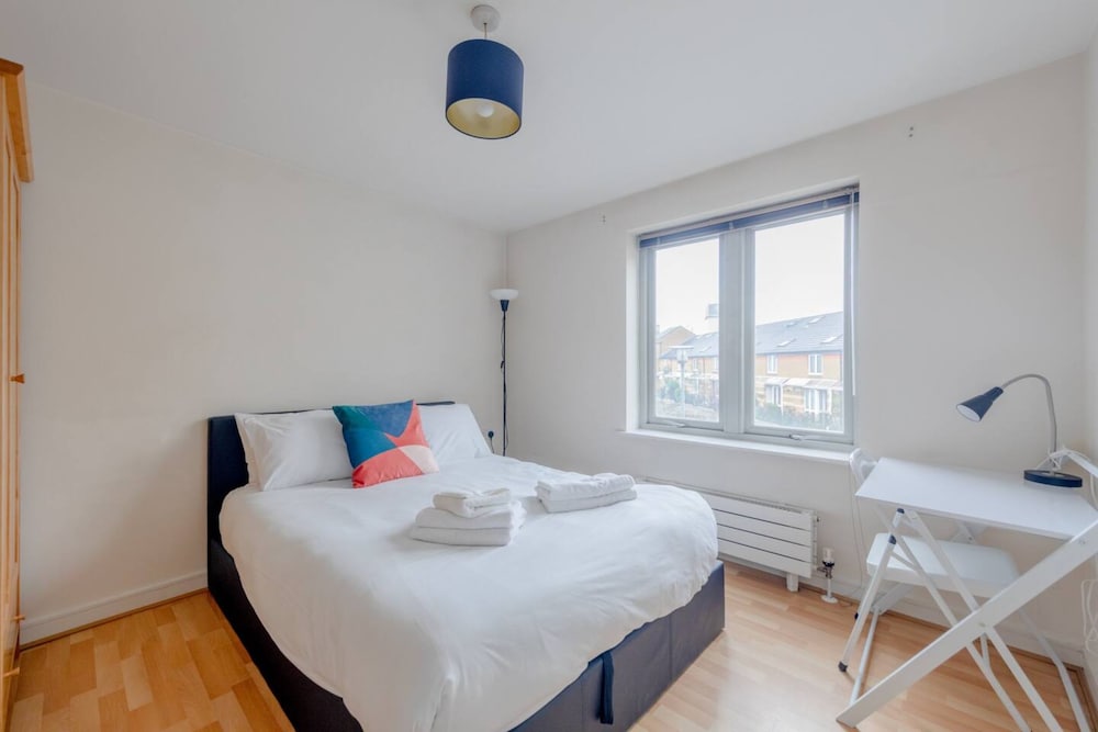 Spacious 2 Bedroom Apartment Near White City