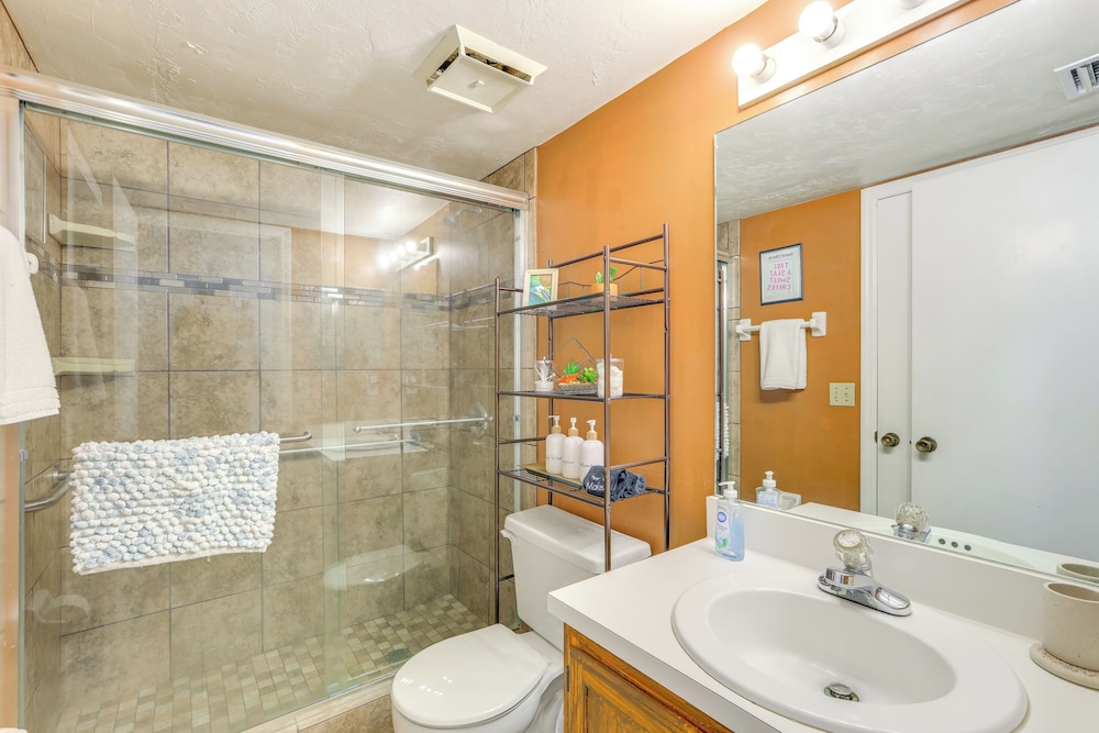 3 Mi to UF Campus: Charming Gainesville Townhome
