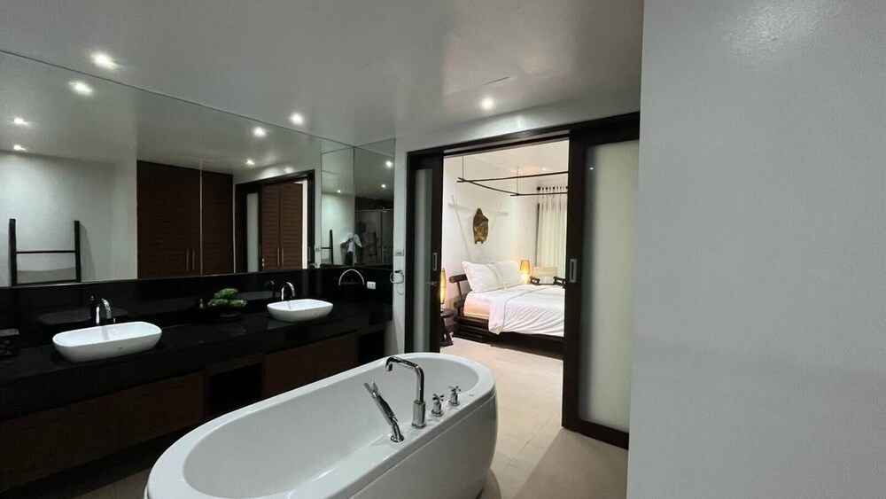 Beachfront and Pool 2 BR Apt- Selina 870
