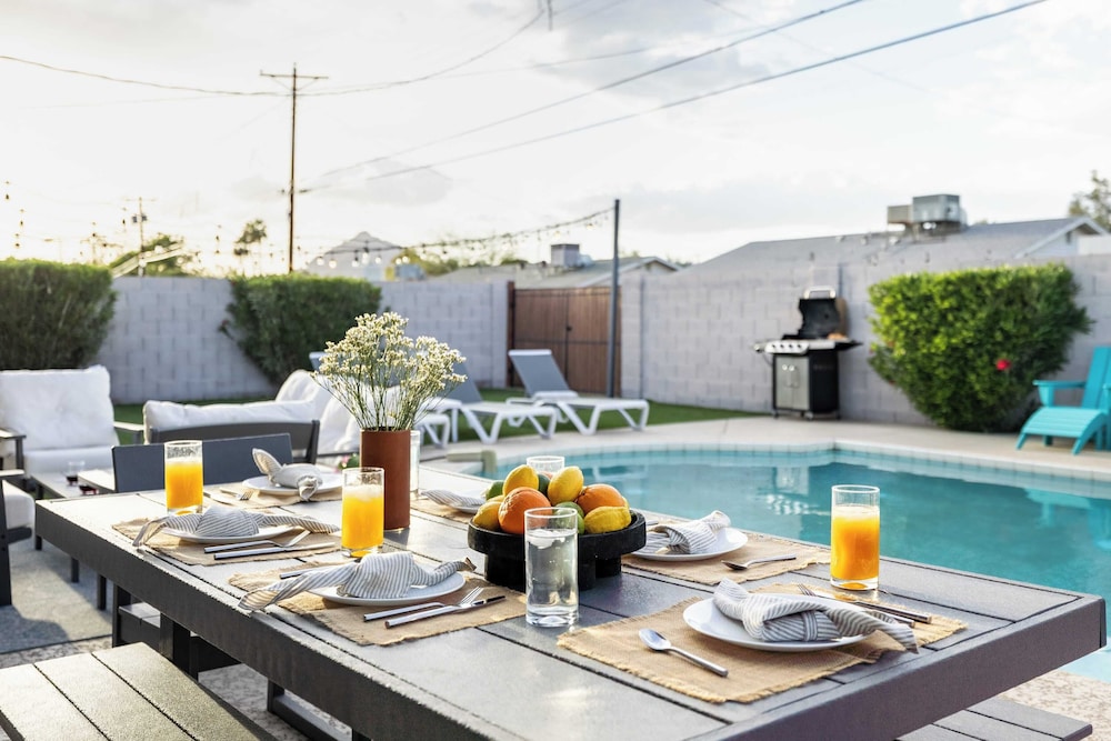 Indianola Oasis Private Pool, Outdoor Living & Old Town Access