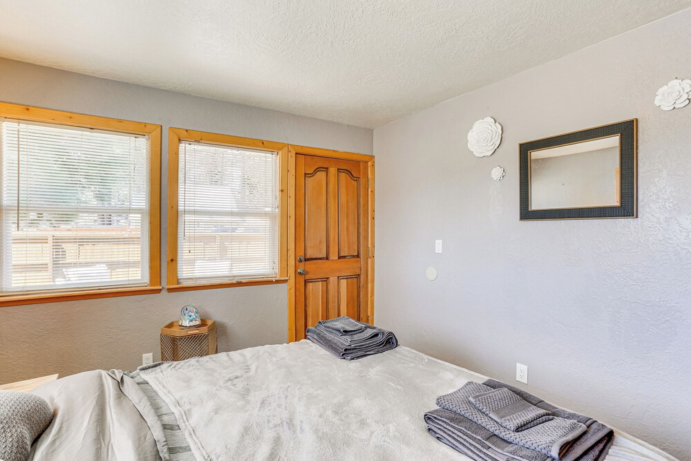 < 1 Mi to Lake Almanor: Home w/ Furnished Decks!