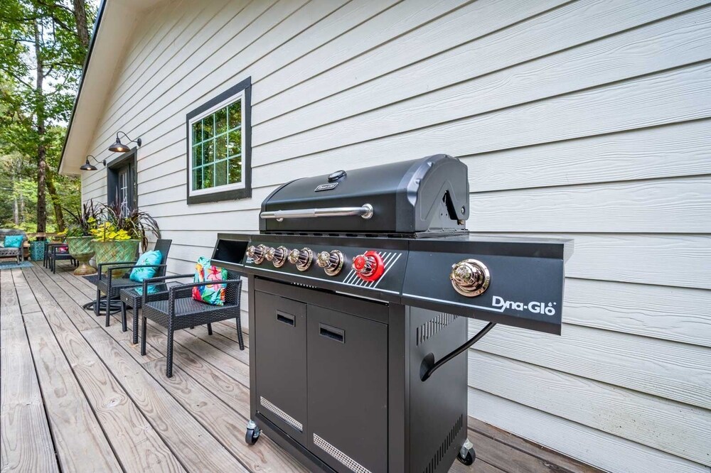 Sugar Hill Newly Remodeled includes Fully Supplied Kitchen and Hot Tub by RedAwning view 2