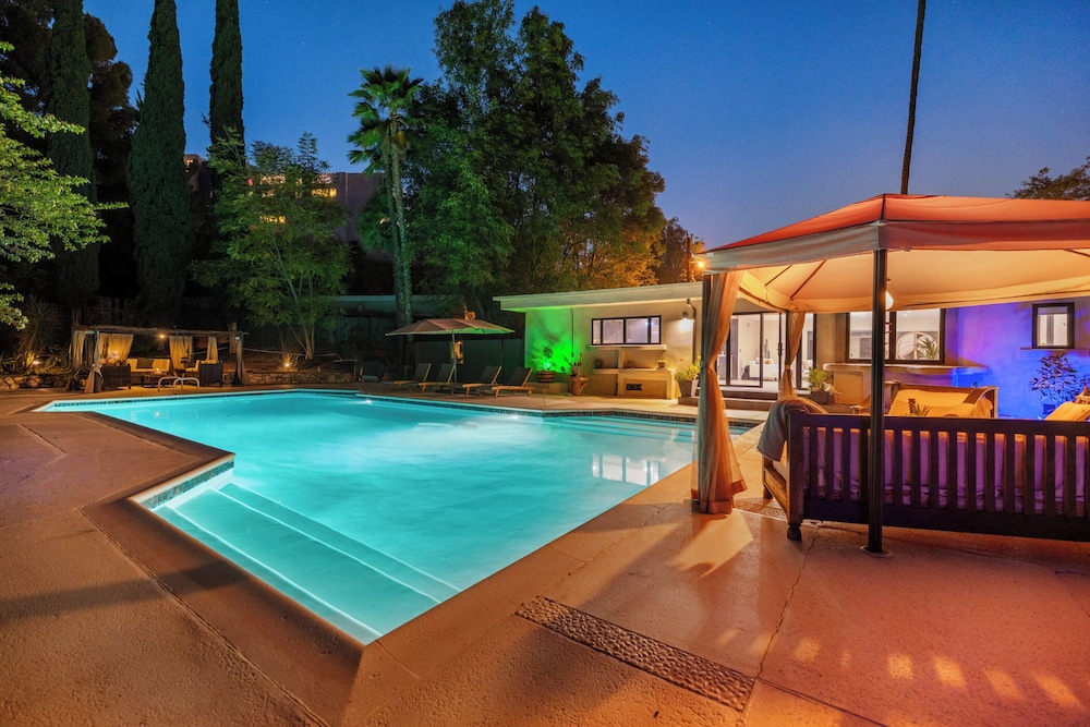 Del Campo Villa - 4BR Woodland Hills Gem With Pool and Cabana