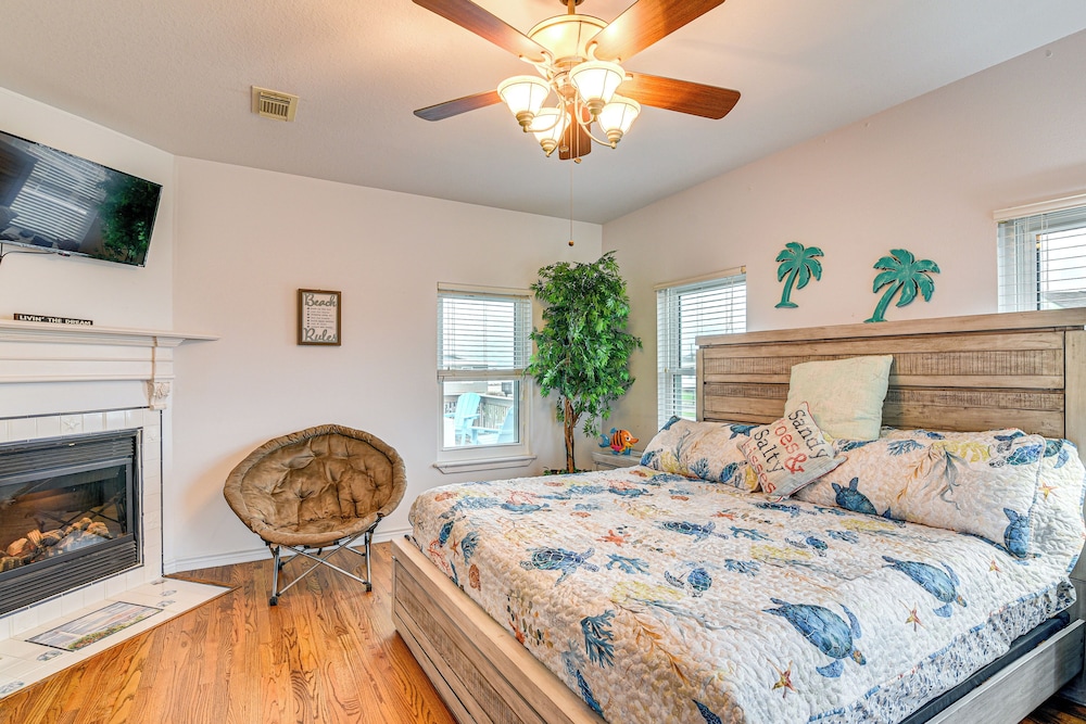Near Surfside Jetty County Park: Home w/ Deck!