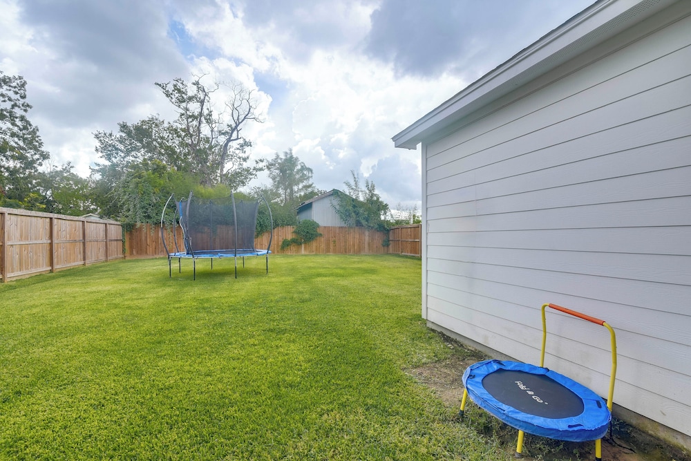10 Mi to Downtown Houston: Family Home w/ Yard