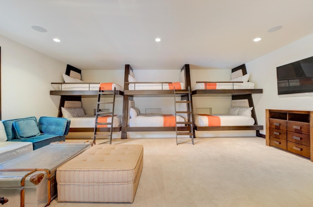 The Colony Walk To Slopes, Hot Tub, Parking KBM Resorts Walk to Slopes, Hot Tub, Parking 2 Homes, 9 Bedrooms Ml-2510