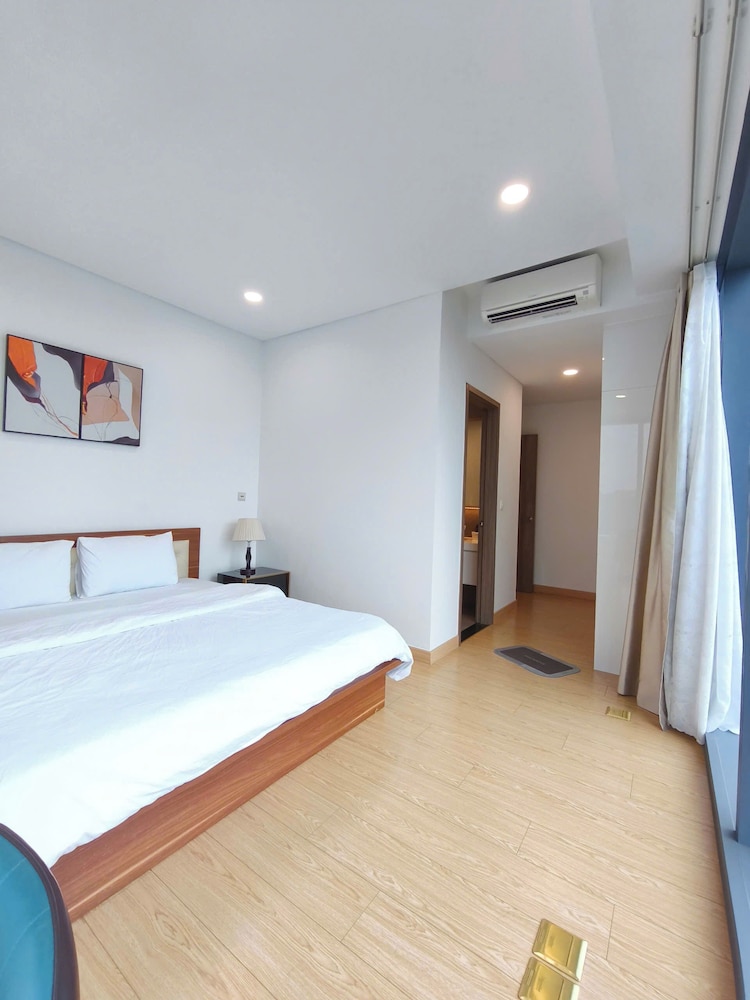 Skyway White & Silver Riverside Resident - Binh Thanh, HCM