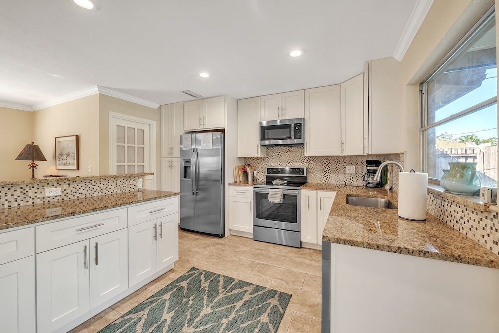 Beautiful Pool Home Near Siesta Key Beach 2 Bedroom Home