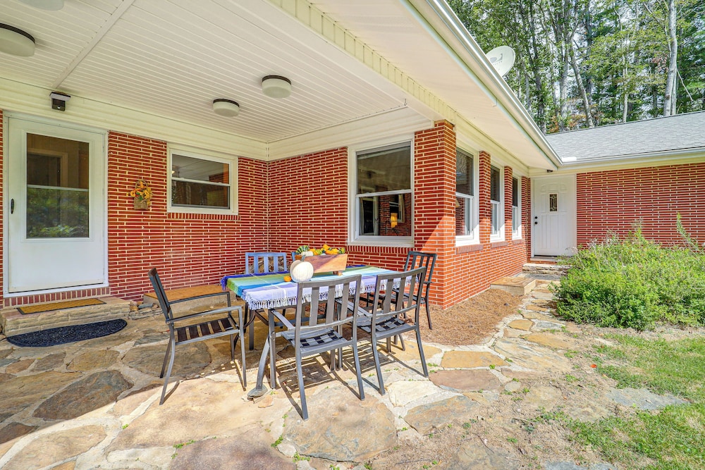 Hike & Leaf Peep! Peaceful Home in Laurel Springs