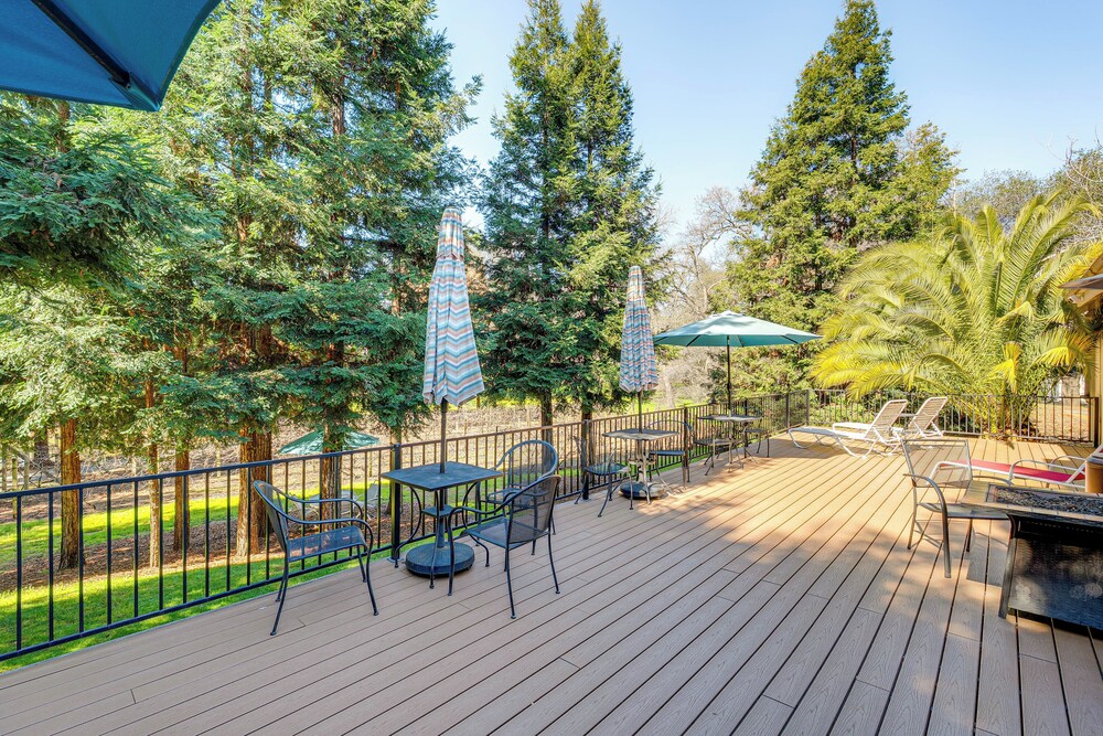 Luxe Vineyard Villa w/ Views & Fire Pit in Loomis!