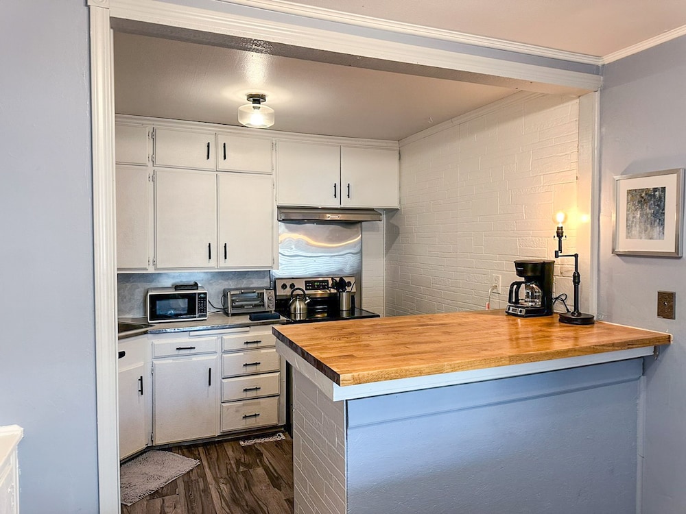 Affordable 2BR Getaway Near Plaza District Lilac1