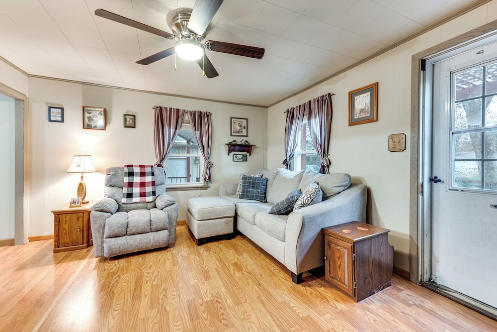 Charming Spirit Lake Home - 6 Mi to Arnolds Park!