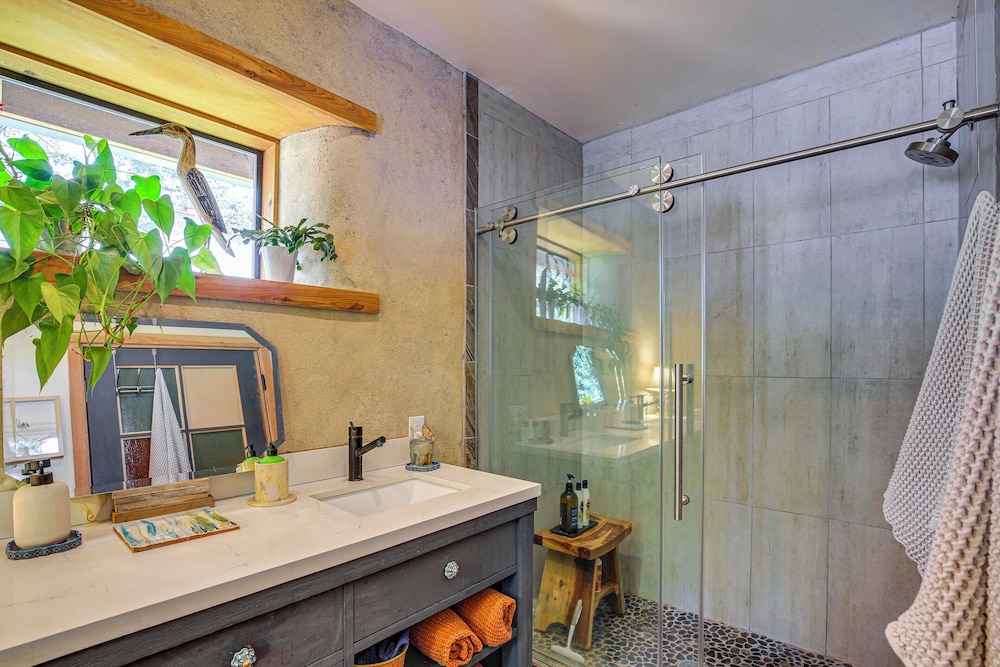 Unique & Serene Retreat, 7 Mi to Downtown Portland
