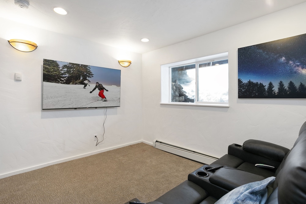 5107 Black Gore Drive 4 Bedroom Townhouse by RedAwning view 3