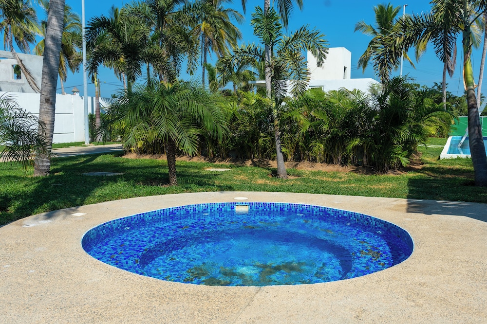 Family House with Pool 10 min airport