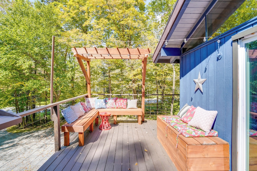 Treehouse Chalet Near Mt. Snow w/ On-site Trails!
