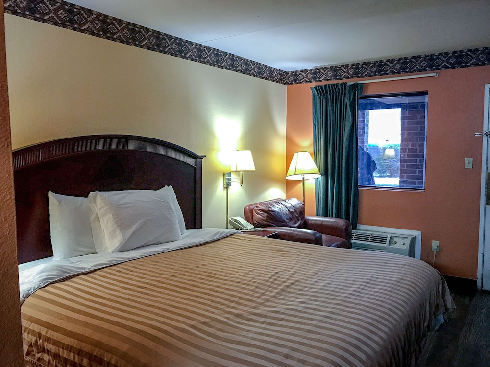 Clarksville Vacations - Motel 6 Ozark, AR - Property Image 4