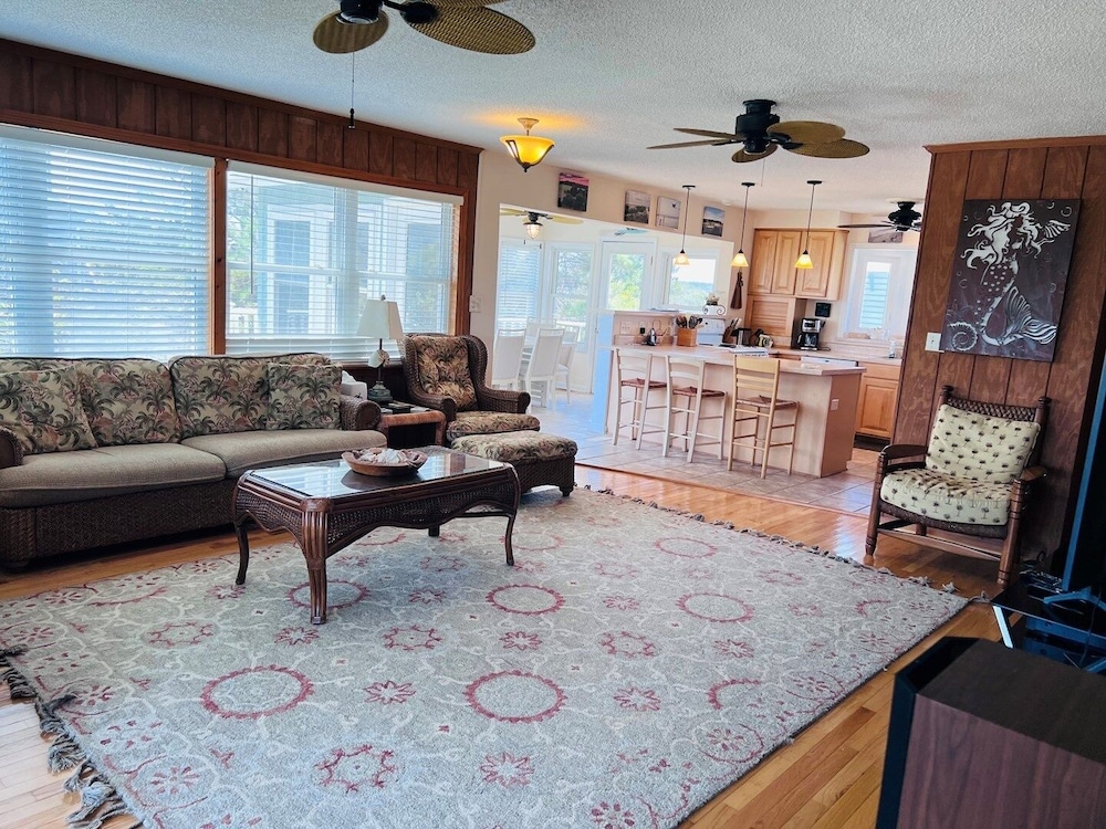 Fore Shore West- 4 Bedroom Home by RedAwning