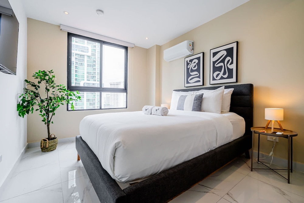 w Scenic 1BR w Panoramic City View in Calle 50