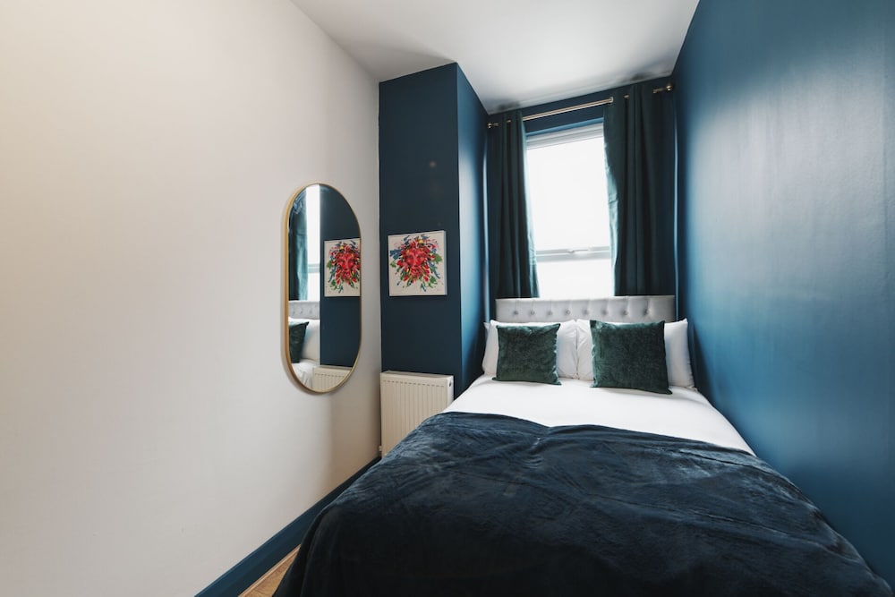 Captivating 2-bed Apartment in Liverpool view 3
