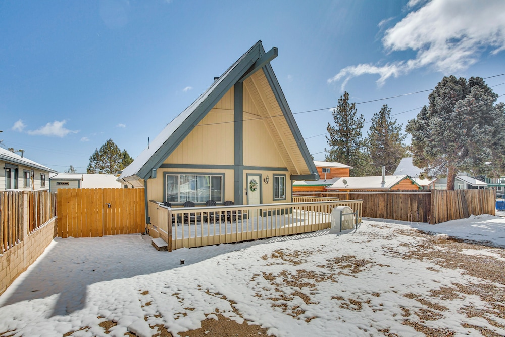 7 Mi to Big Bear Lake: A-frame Home w/ Deck!