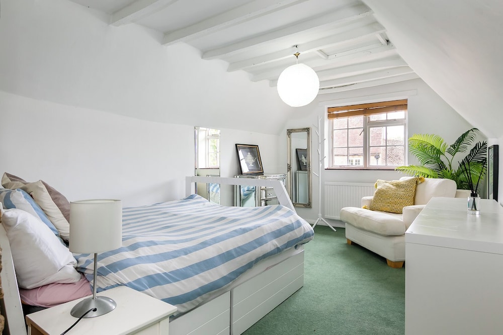 Lovely 5BD Home with Cinema & Games Room