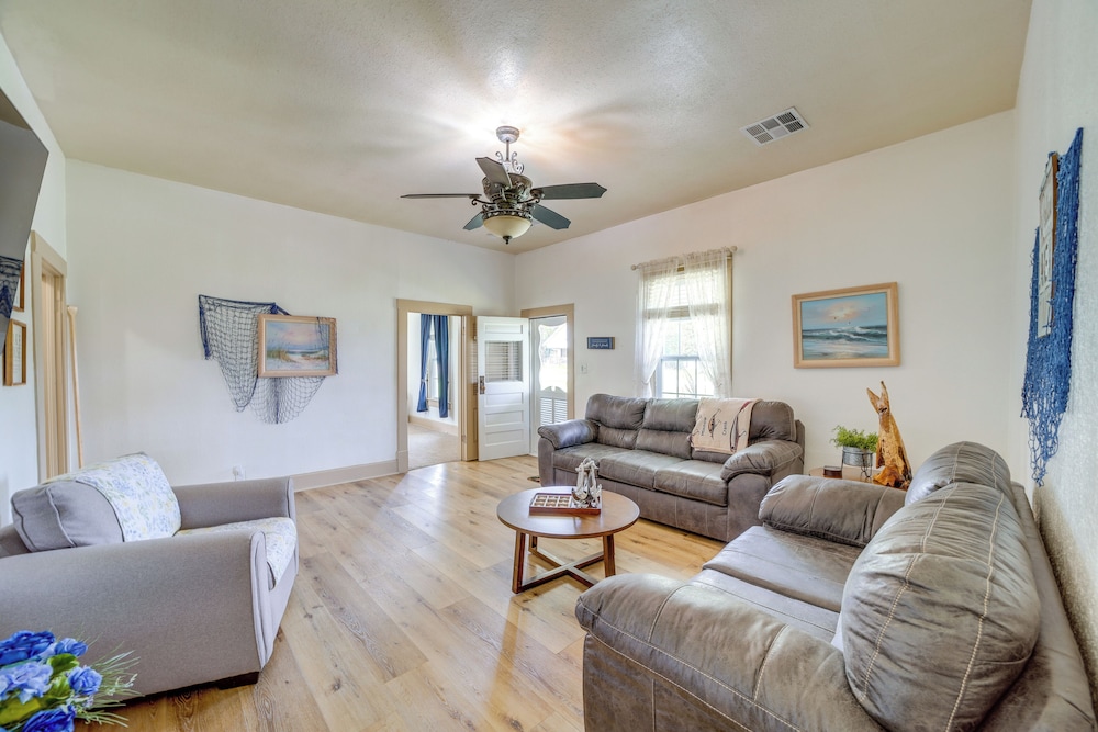Walk to North Beach: Eufaula Lake Home w/ Grill