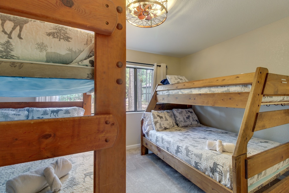 Game Room, Fire Pit, Deck: Remodeled Pinetop Cabin