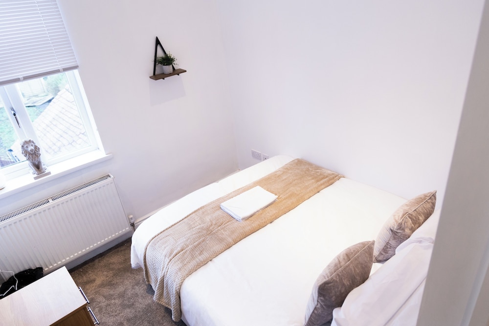 Wolverhampton - 4 Bed House - Free Parking