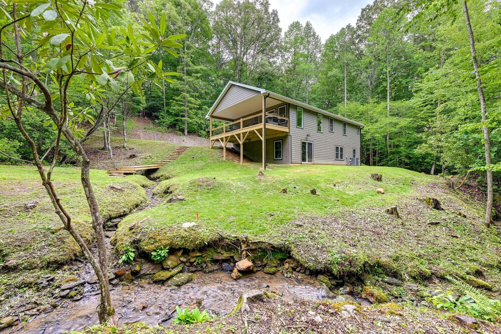 Creekside Cabin in Franklin ~ 8 Mi to Downtown! view 3