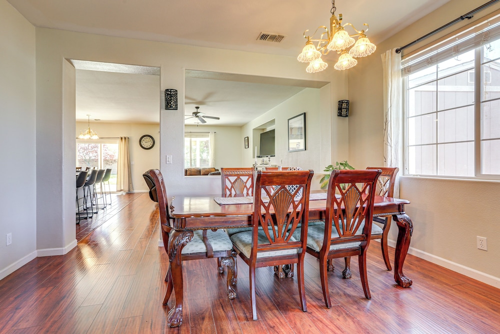 7 Mi to Dtwn: Home w/ Fenced Yard in Roseville!