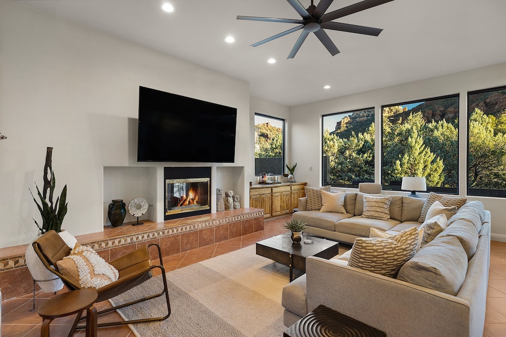 Mammoth Rock Splendor-close to Town Huge Spa Game Room