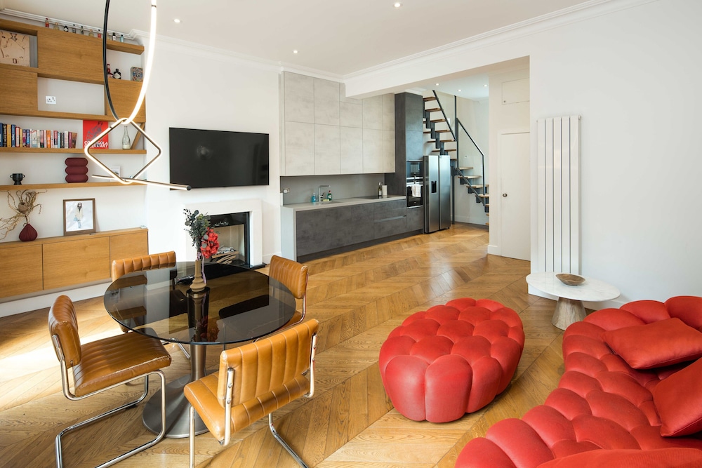 Luxury 2BD Apartment in Holland Park