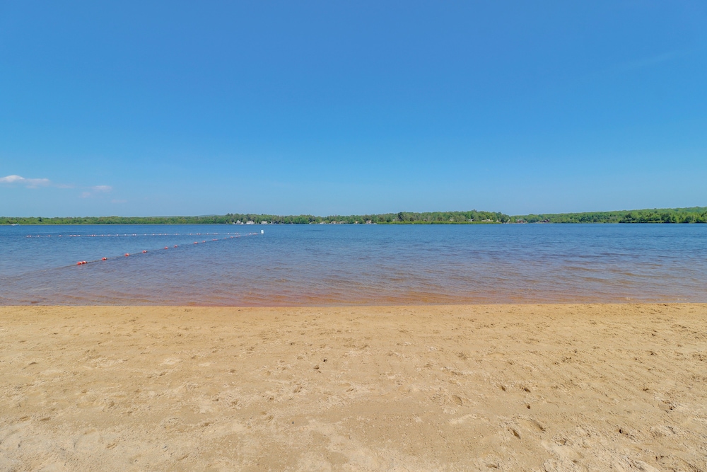 Hot Tub & Community Beach: Albrightsville Home!