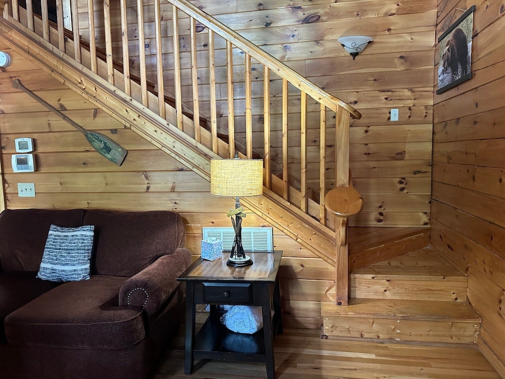 Chillin N Grillin 2 Bedroom Cabin