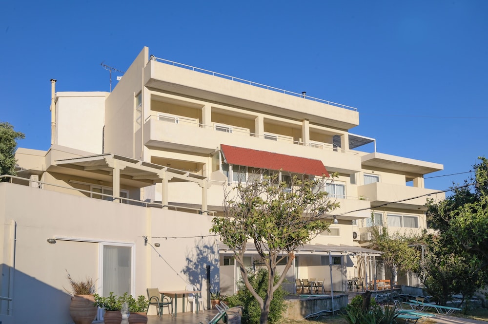 Antonis Apts - Physio Fitness Retreats
