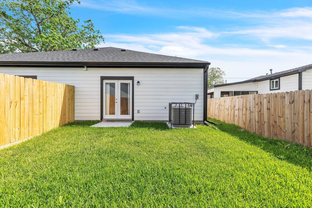 Chic Pet Friendly 3br Duplex In Amazing Location 3 Bedroom Duplex