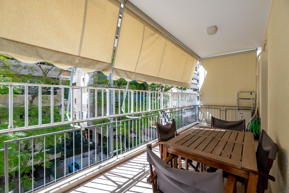 Charming 2BR retreat near market & beach