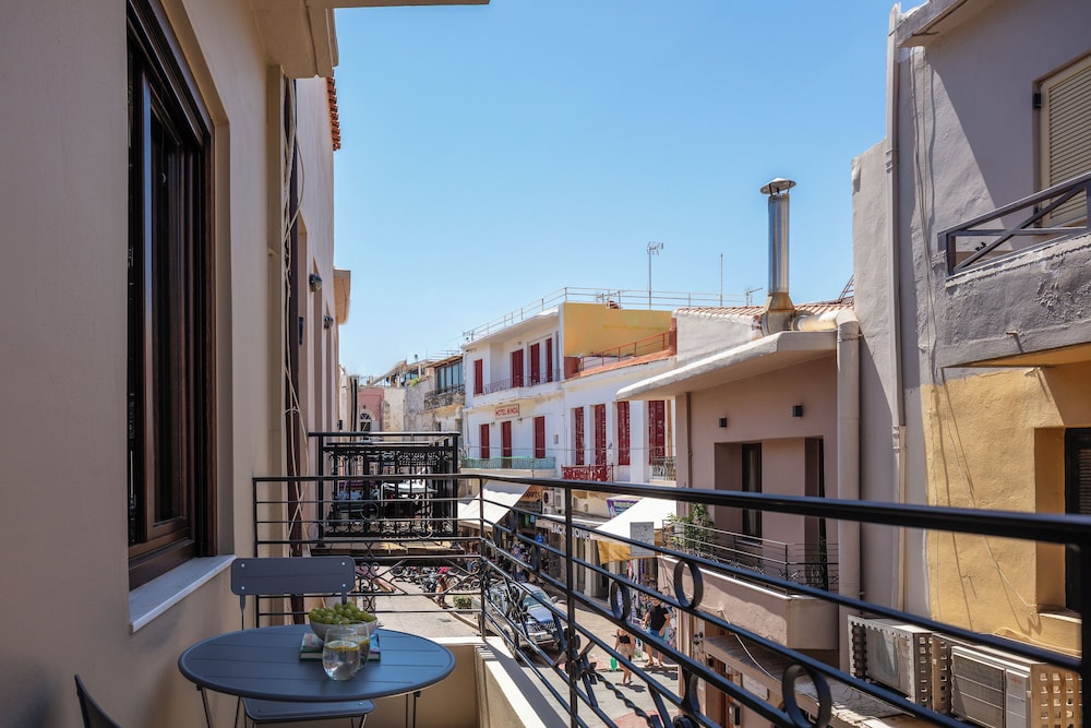 stylish apt up to 4 in Rethymno
