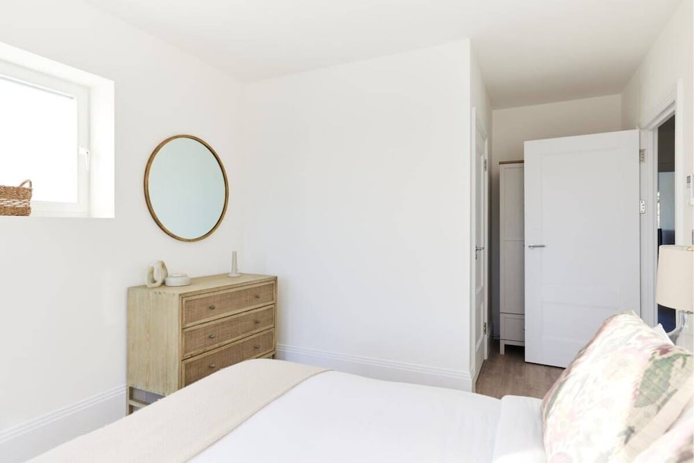Wembley Vacations - The Wembley Park Sanctuary - Stunning 2bdr Flat With Balcony - Property Image 3