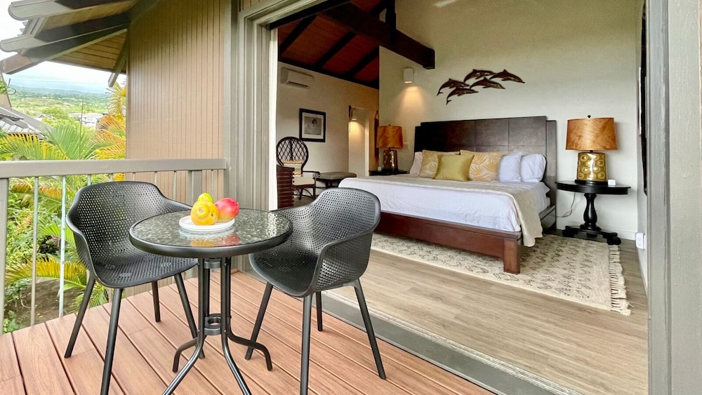 Sophisticated Oceanfront Retreat - Air-conditioned - Walk to Beach - Vrkcv