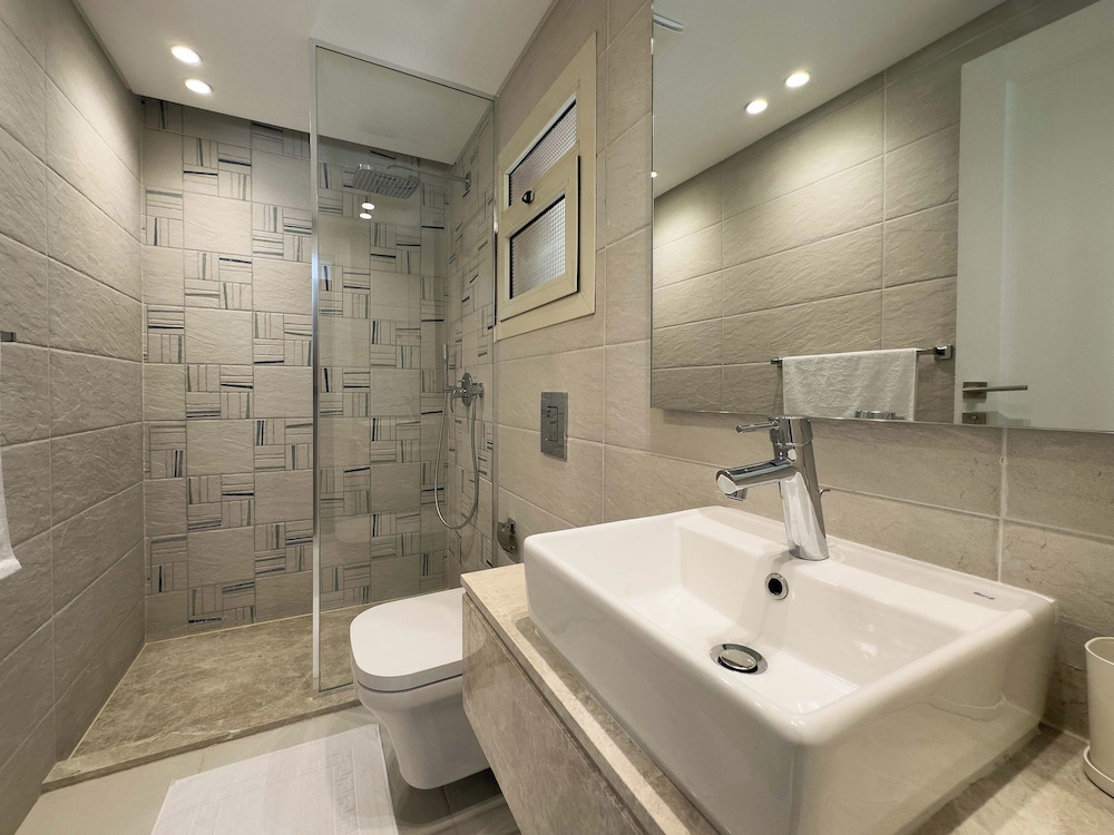 Chill & Swim - 1BR October City