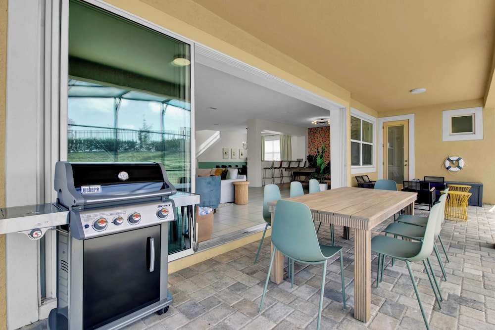 Sleeps 20! 9bdr, Star Wars-themed Game Room, Pool, Hot Tub Nassau by Avantstay